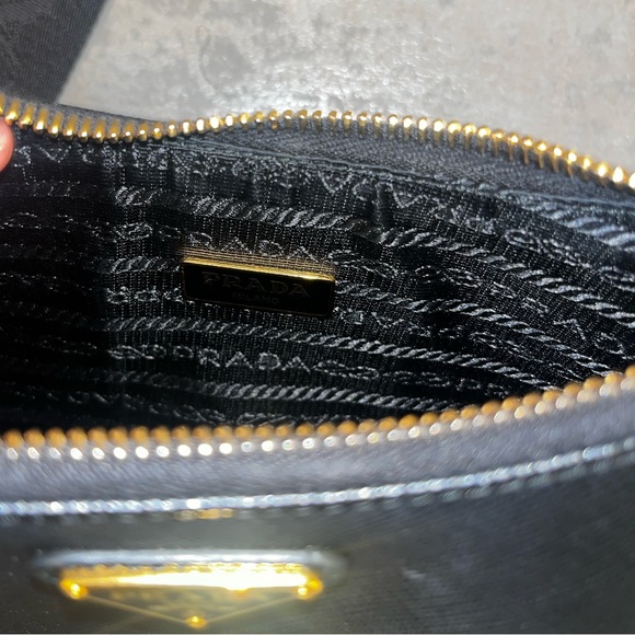 Prada Re-Edition 2005 Saffiano leather bag - Picture 6 of 8